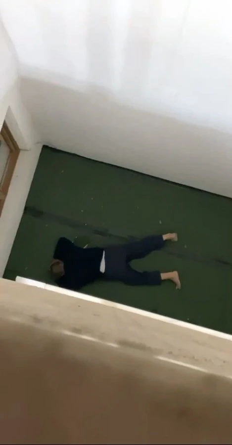 Tuvalet kapısıyla pencereyi karıştıran misafir metrelerce yüksekten yere çakıldı